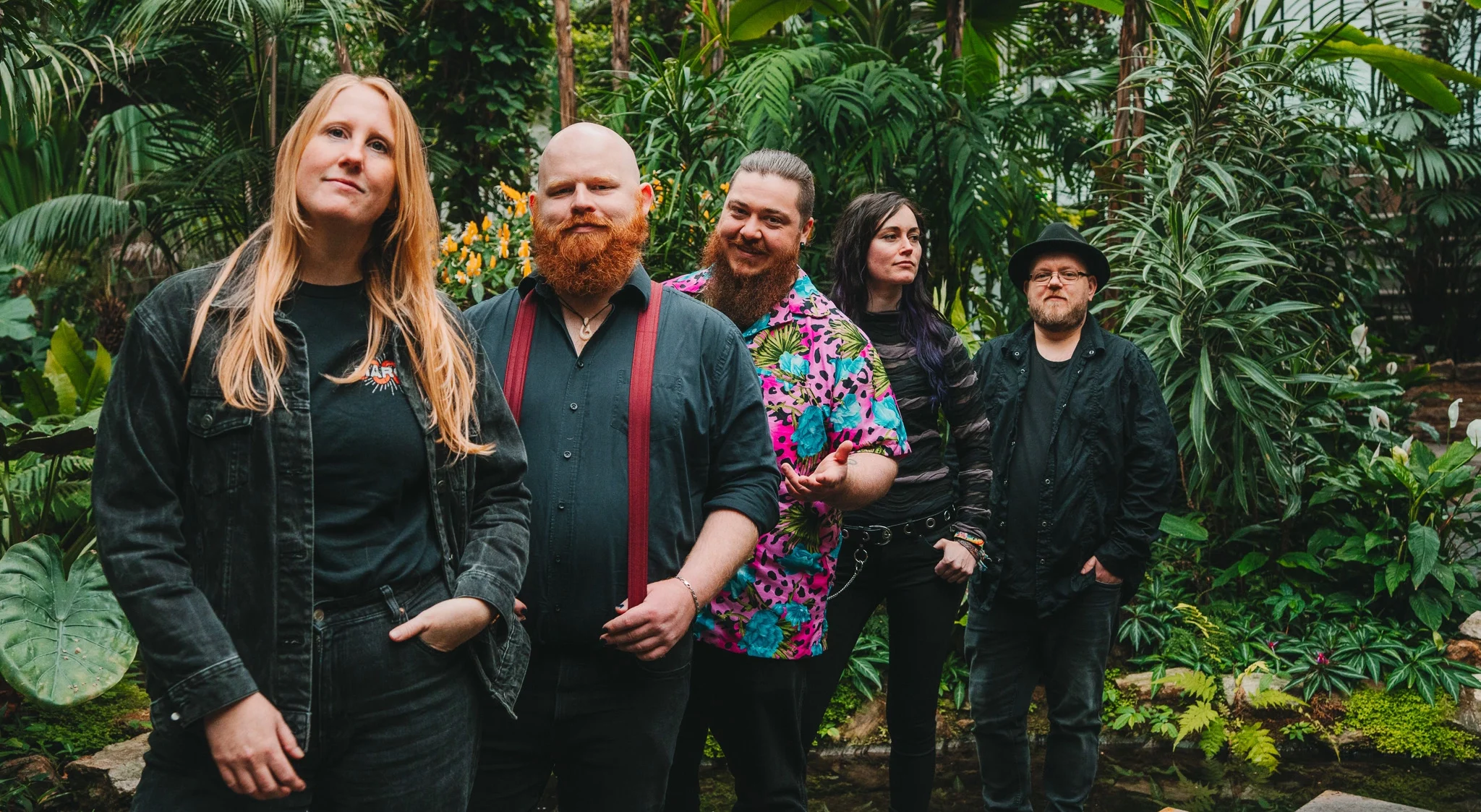 Die Bandmitglieder im Palmengarten Frankfurt.