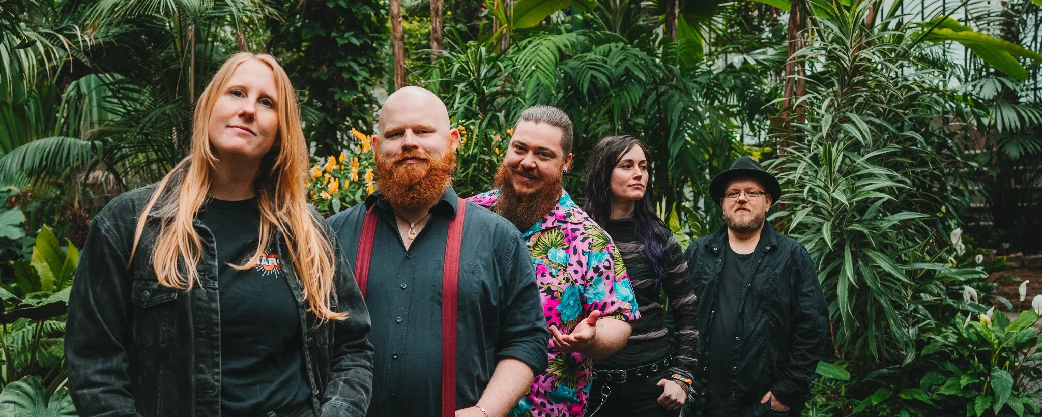 Die Bandmitglieder im Palmengarten Frankfurt.